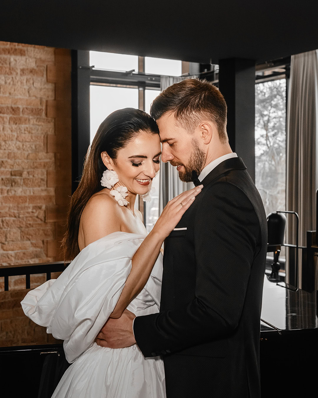 Hochzeitsfotograf Frankfurt, emotionales Brautpaarshooting, liebevolle Momente bei Hochzeit, professioneller Hochzeitsvideograf, romantische Hochzeitsbilder in urbanem Stil.