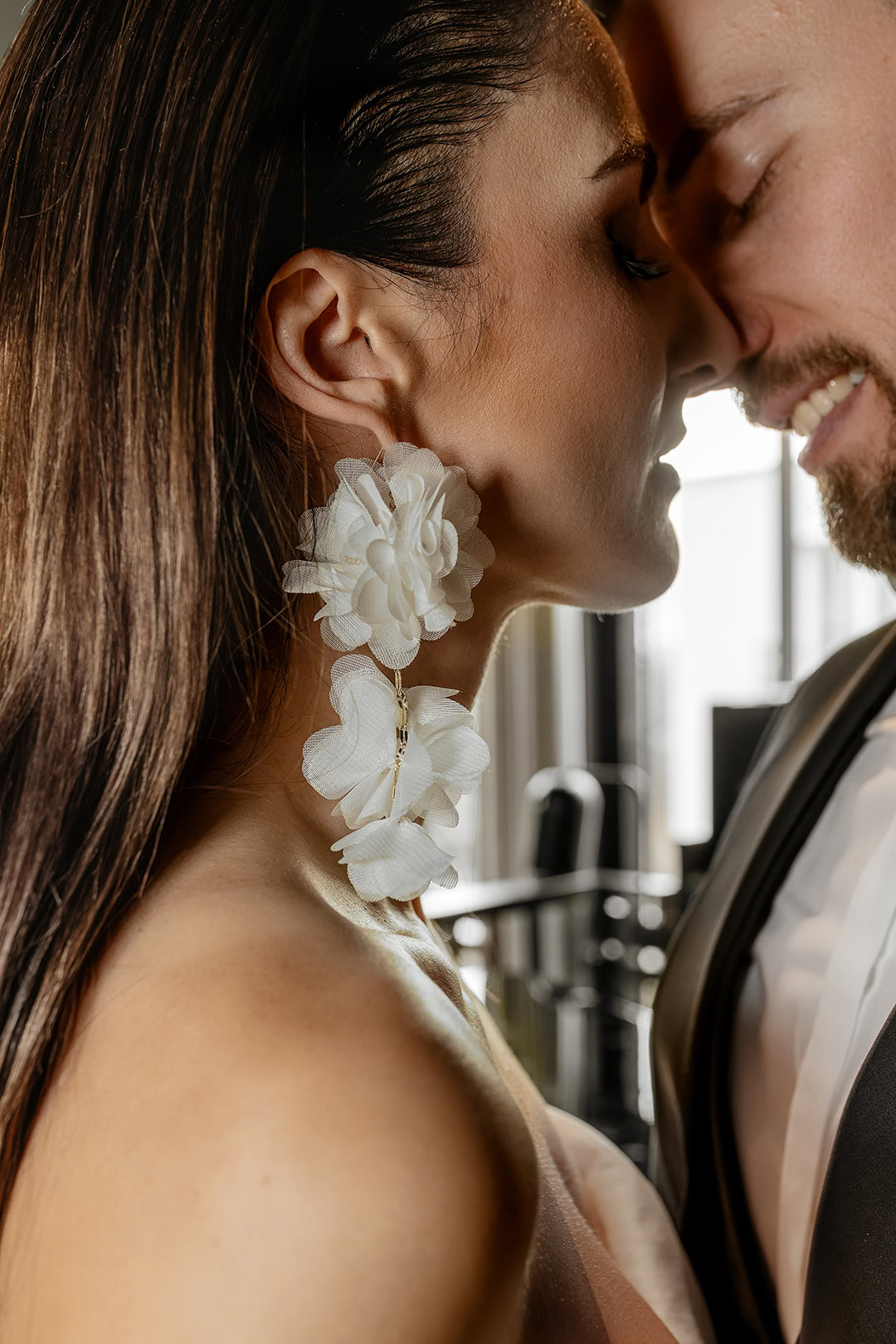 Hochzeitsfotograf Frankfurt, emotionale Nahaufnahme eines glücklichen Paares bei der Hochzeit. Professionelle Hochzeitsfotografie und Videografie in Frankfurt, die die Liebe und Freude des besonderen Tages festhält.