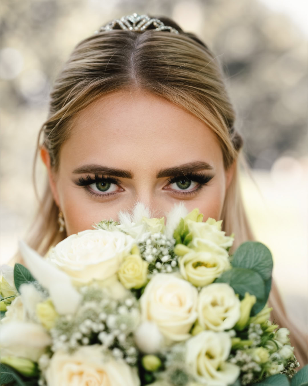 Hochzeitsfotograf Frankfurt, Braut mit Blumenstrauß, hochzeitsfotografie, professionelle Hochzeitsbilder, Fotograf in Frankfurt für besondere Momente.