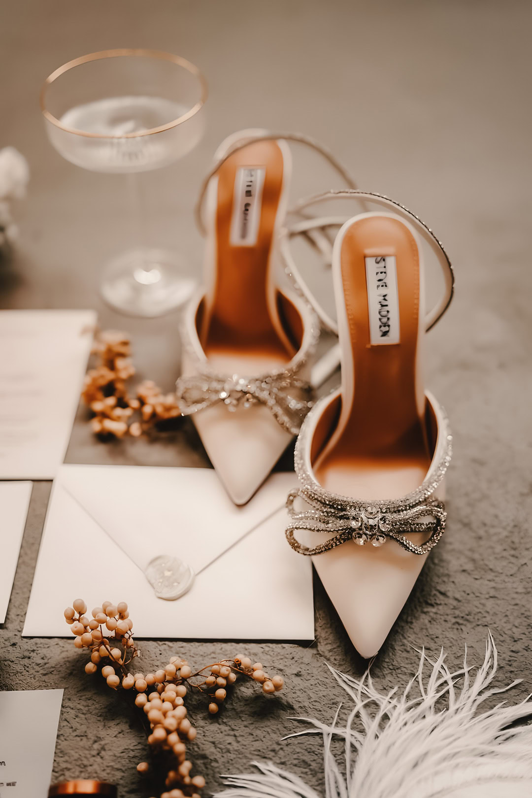 Elegante weiße Brautschuhe mit silbernen Schleifen und funkelnden Details, perfekt für Hochzeit und Trauung. Ideal für professionelle Hochzeitsfotografie in Frankfurt, um den besonderen Tag stilvoll festzuhalten.