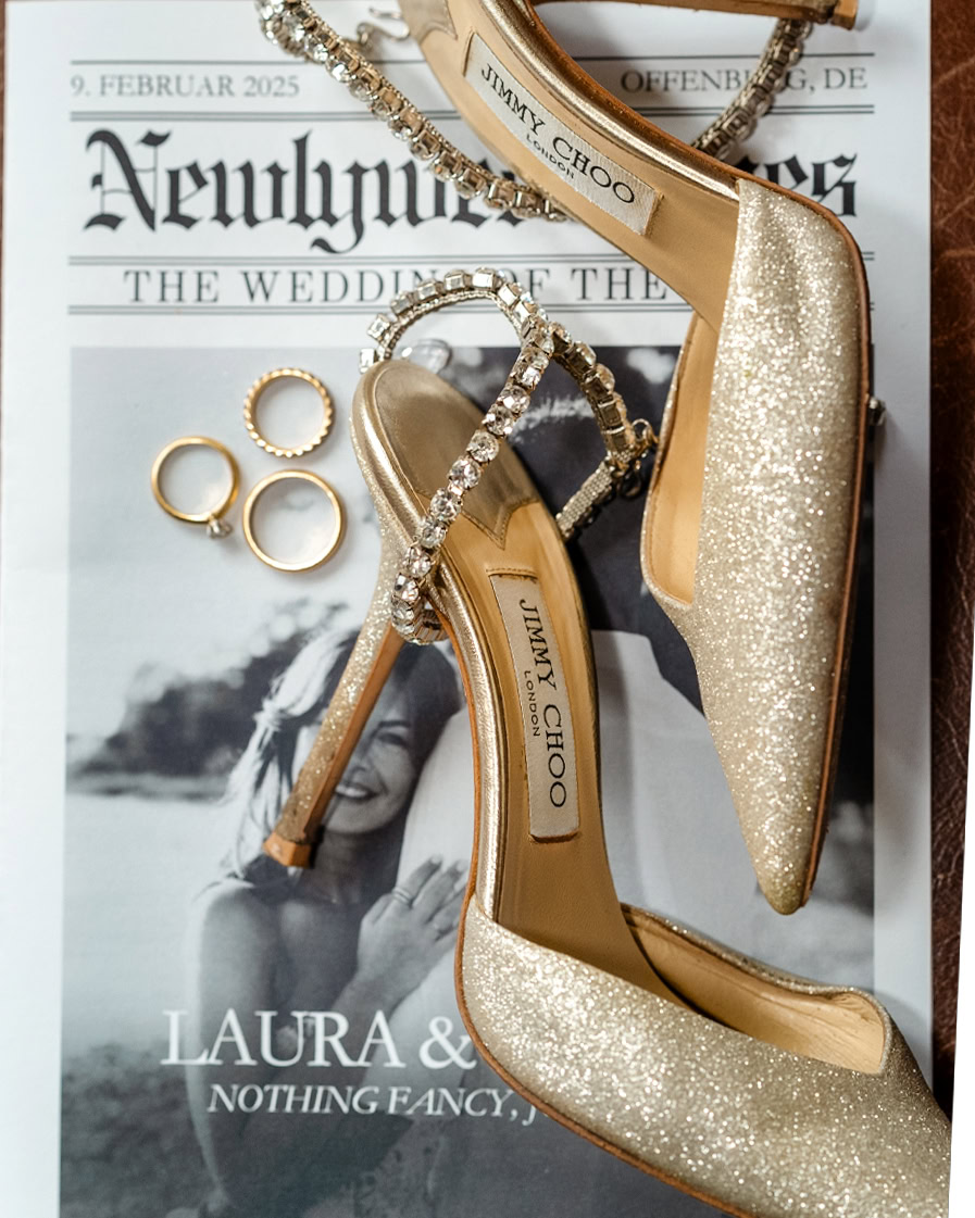 Elegante Hochzeitsaccessoires mit Jimmy Choo Schuhen undgoldenen Ringen, perfekt für professionelle Hochzeitsfotografie in Frankfurt. Hochzeitsfotograf und Videograf für unvergessliche Momente.