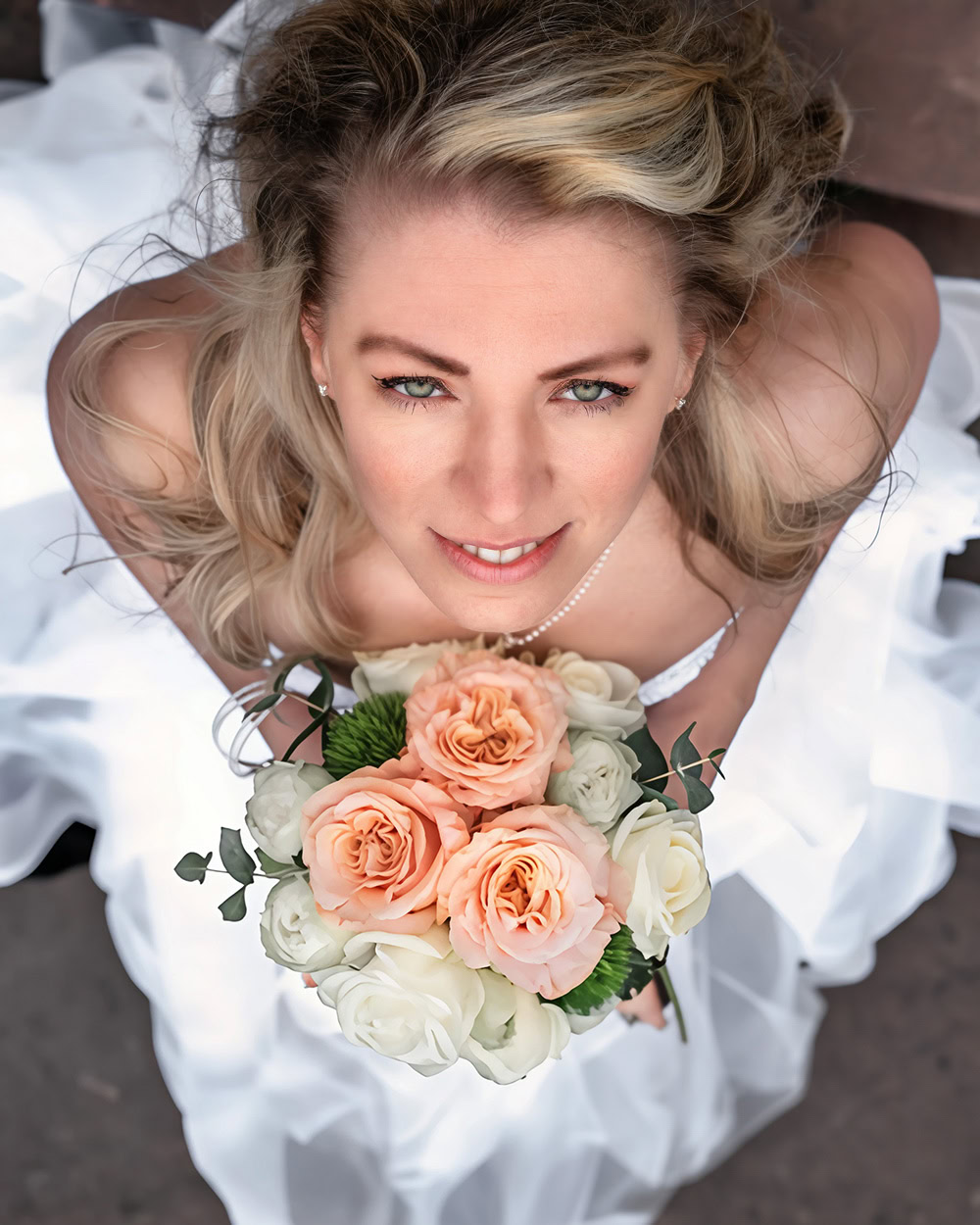 Hochzeitsfotograf und Videograf Frankfurt, Braut mit Blumenstrauß, professionelle Hochzeitsfotografie in Frankfurt, romantische Hochzeitsbilder, emotionaler Hochzeitsshoot, Frankfurt Hochzeitsfotografie, Hochzeitsvideo in Frankfurt, traumhafte Hochzeitsfotografie.