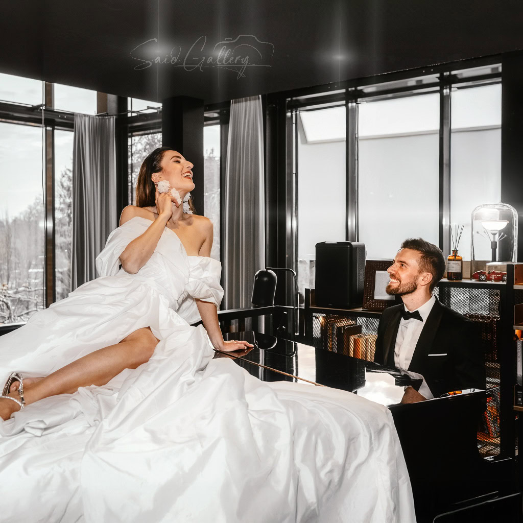 Romantisches Hochzeitsshooting in modernem Ambiente mit Klavier und natürlichem Licht.